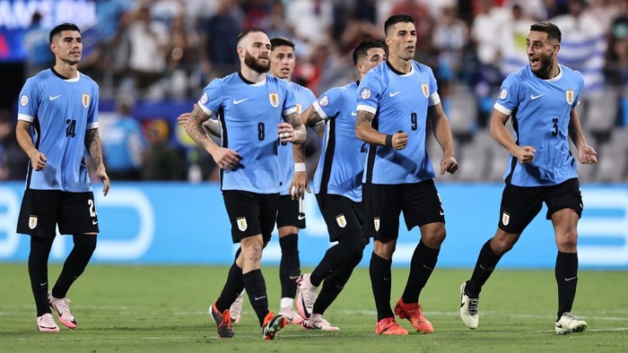 CHARLOTTE, NORTH CAROLINA - JULY 13: Luis Suarez of Uruguay (C) and teammates celebrate winning in the penalty shootout during the CONMEBOL Copa America 2024 third place match between Uruguay and Canada at Bank of America Stadium on July 13, 2024 in Charlotte, North Carolina. (Photo by Omar Vega/Getty Images)
