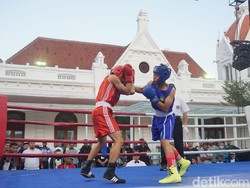 Serunya Pagelaran Tinju Amatir di Alun-alun Surabaya Rebutkan Piala Wali Kota