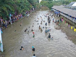 Uniknya Tradisi Bekarang di Muba, Ramai-ramai Tangkap Ikan Sungai