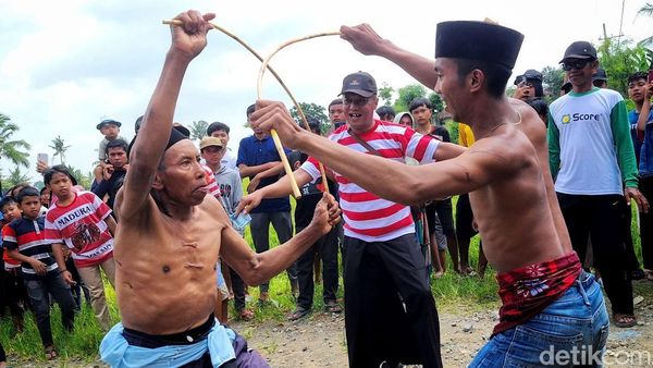 Potret Tradisi Ojung di Bondowoso