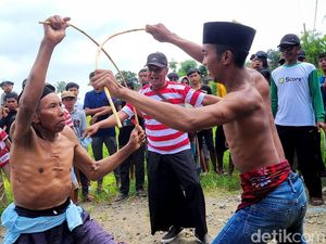 Potret Tradisi Ojung di Bondowoso Potret Tradisi Ojung di Bondowoso