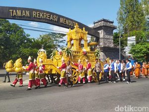 Potret Kirab Asalha Mahapuja dari Candi Mendut ke Borobudur Potret Kirab Asalha Mahapuja dari Candi Mendut ke Borobudur