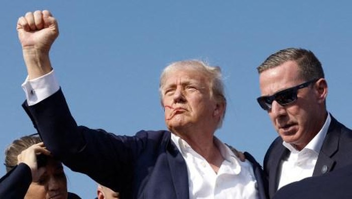 US-DONALD-TRUMP-HOLDS-A-CAMPAIGN-RALLY-IN-BUTLER,-PENNSYLVANIA BUTLER, PENNSYLVANIA - JULY 13: Republican presidential candidate former President Donald Trump pumps his fist as he is rushed offstage during a rally on July 13, 2024 in Butler, Pennsylvania. Anna Moneymaker/Getty Images/AFP (Photo by Anna Moneymaker / GETTY IMAGES NORTH AMERICA / Getty Images via AFP)