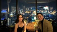 Romantis! Momen Dinner Ussy Sulistiawaty dan Andhika Pratama