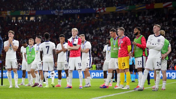 BERLIN, GERMANY - JULY 14: England players look dejected following defeat in the UEFA EURO 2024 final match between Spain and England at Olympiastadion on July 14, 2024 in Berlin, Germany. (Photo by Stefan Matzke - sampics/Getty Images)