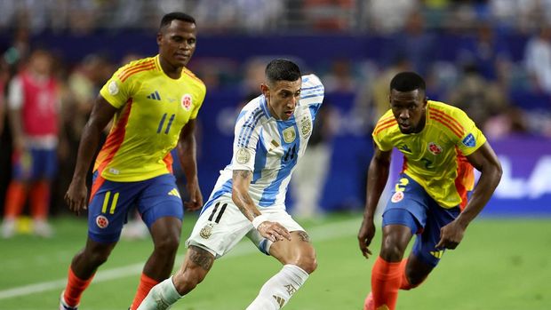 Soccer Football - Copa America 2024 - Final - Argentina v Colombia - Hard Rock Stadium, Miami, Florida, United States - July 14, 2024 Argentina's Angel Di Maria in action with Colombia's Carlos Cuesta REUTERS/Agustin Marcarian