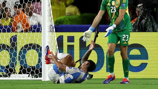 Soccer Football - Copa America 2024 - Final - Argentina v Colombia - Hard Rock Stadium, Miami, Florida, United States - July 14, 2024 Argentina's Lisandro Martinez and Emiliano Martinez react REUTERS/Agustin Marcarian