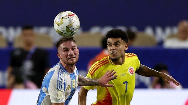 Soccer Football - Copa America 2024 - Final - Argentina v Colombia - Hard Rock Stadium, Miami, Florida, United States - July 14, 2024 Argentina's Alexis Mac Allister in action with Colombia's Luis Diaz REUTERS/Agustin Marcarian