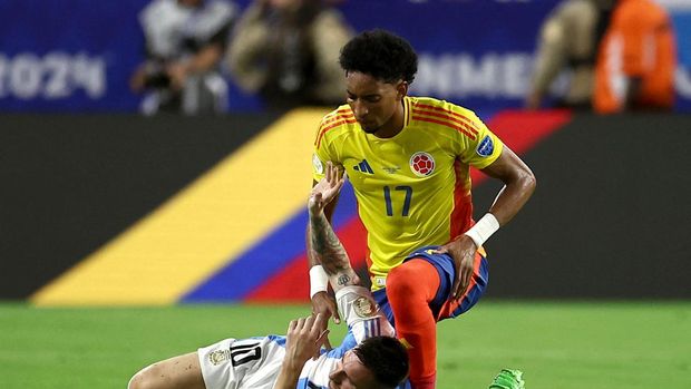 Soccer Football - Copa America 2024 - Final - Argentina v Colombia - Hard Rock Stadium, Miami, Florida, United States - July 14, 2024 Argentina's Lionel Messi reacts with Colombia's Johan Mojica REUTERS/Agustin Marcarian