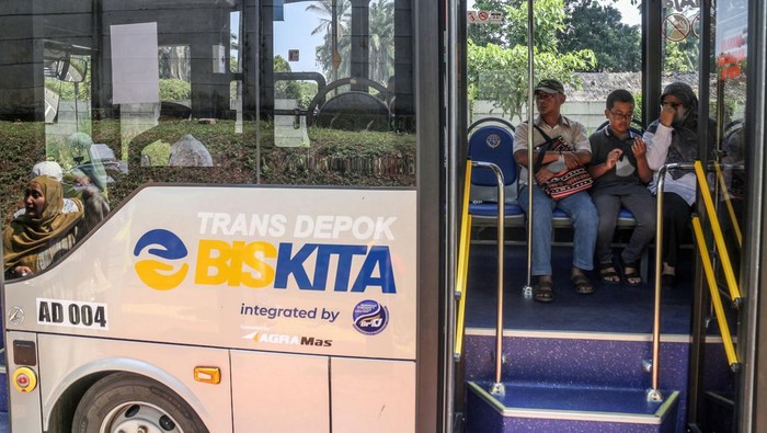 Biskita Trans Depok Mulai Beroperasi, Gratis 6 Bulan Sejumlah penumpang duduk di dalam transportasi BISKITA Trans Depok, Kota Depok, Jawa Barat, Senin (15/7/2024). pemkot Depok melakukan pekerjaan sama dengan Badan Pengelola Transportasi Jabodetabek (BPTJ) dan Kementerian Perhubungan mengoperasikan 15 bus BISKITA Trans Depok secara gratis selama enam bulan dan beroperasi dari pukul 05.00 sampai 21.00 WIB dengan total 48 titik perhentian serta total jarak lintasan 34 kilometer. ANTARA FOTO/Yulius Satria Wijaya/foc.