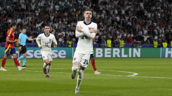 Englands Cole Palmer celebrates after scoring his sides opening goal during the final match between Spain and England at the Euro 2024 soccer tournament in Berlin, Germany, Sunday, July 14, 2024. (AP Photo/Frank Augstein)