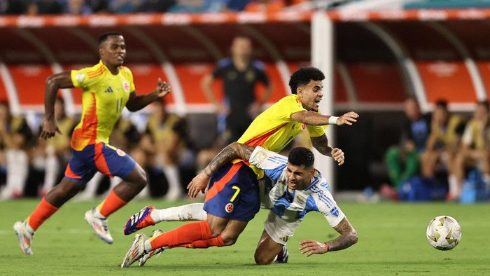 MIAMI GARDENS, FLORIDA - JULY 14: Luis Diaz of Colombia battles for possession with Cristian Romero of Argentina during the CONMEBOL Copa America 2024 Final match between Argentina and Colombia at Hard Rock Stadium on July 14, 2024 in Miami Gardens, Florida. (Photo by Omar Vega/Getty Images)