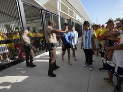 Polisi dan Penonton Bersitegang di Luar Stadion saat Final Copa America