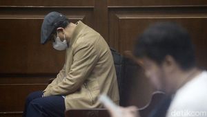 Gazalba Saleh Terus Menunduk Saat Disidang