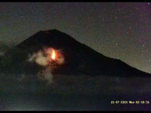 Gunung Semeru Erupsi, Luncurkan 50 Kali Guguran Lava Pijar Sejauh 1 Km