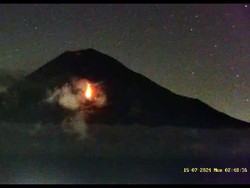 Gunung Semeru Erupsi, Luncurkan 50 Kali Guguran Lava Pijar