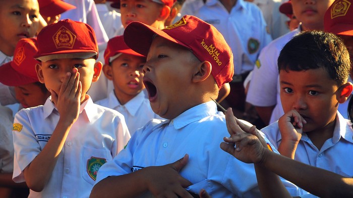 Hari pertama masuk sekolah Seorang siswa menguap di saat mengikuti apel pengenalan siswa gres di Madrasah Ibtidaiyah (MI) Muhammadiyah, Kismoyoso, Ngemplak, Boyolali, Jawa Tengah, Senin (15/7/2024). Hari pertama masuk sekolah tahun pemikiran gres 2024-2025 yang dimulai serentak, para siswa kembali beraktivitas mengikuti pelajaran usai libur panjang. ANTARA FOTO/Yusuf Nugroho