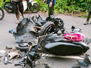 Honda BeAT Tabrakan dengan Yamaha R15, 2 Pengendara Tak Sadarkan Diri