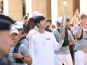 Senyum Jin BTS Rampungkan Relay Obor Olimpiade di Paris: Makasih ARMY!