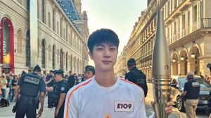 Foto Jin BTS Jadi Pembawa Relay Obor Olimpiade Paris 2024