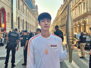 Foto Jin BTS Jadi Pembawa Relay Obor Olimpiade Paris 2024