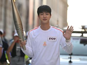Pesona Jin BTS Jadi Pembawa Obor Olimpiade Paris 2024, Wakili Korea Selatan Pesona Jin BTS Jadi Pembawa Obor Olimpiade Paris 2024, Wakili Korea Selatan