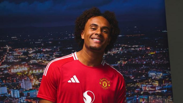 Joshua Zirkzee MANCHESTER, ENGLAND - JULY 14: (EXCLUSIVE COVERAGE) Joshua Zirkzee of Manchester United poses after signing for the club at Carrington Training Ground on July 14, 2024 in Manchester, England. (Photo by Manchester United/Manchester United via Getty Images)
