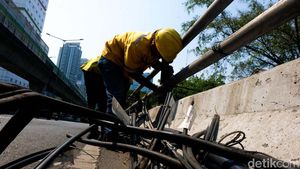 Kabel Semrawut di Flyover Tendean Ditertibkan