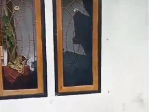 Detik-detik Perusakan Rumah Dinas Ketua DPRD Maltra hingga Anak Istri Terluka Detik-detik Perusakan Rumah Dinas Ketua DPRD Maltra hingga Anak Istri Terluka