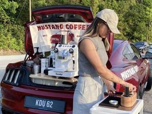 Kakak Beradik Pilih Jualan di Pinggir Jalan hingga Durian Gratis Buat Jomblo