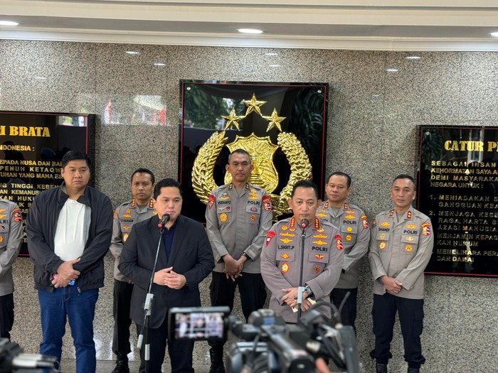 Kapolri Jenderal Listyo Sigit Prabowo usai melakukan rapat koordinasi dengan Ketua Umum PSSI, Erick Thohir dan Maruarar Sirait selaku Ketua Steering Committe (SC) Piala Presiden 2024.