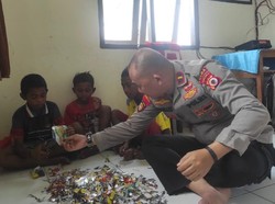 Kapolsek Manipa di Maluku Ajar Anak-Remaja Ubah Sampah Plastik Jadi Bantal