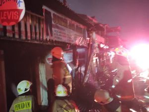 Kebakaran Rumah di Cilincing, 11 Unit Mobil Damkar Padamkan Si Jago Merah Kebakaran Rumah di Cilincing, 11 Unit Mobil Damkar Padamkan Si Jago Merah