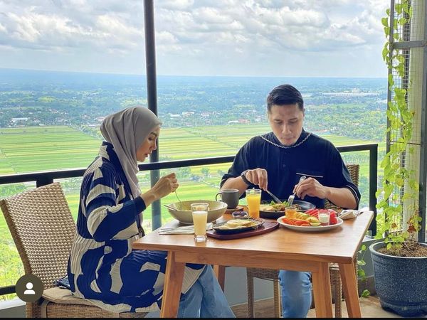 Keseruan Arie Untung Saat Makan Bareng Istri hingga Cicip Durian Bareng Teman