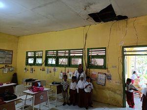 Hanya Dapat 4 Siswa, SD di Bawean Gresik Ini Juga Jadi Sarang Kelelawar Hanya Dapat 4 Siswa, SD di Bawean Gresik Ini Juga Jadi Sarang Kelelawar