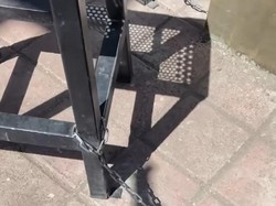 Kursi Besi di Wisata Kota Lama Surabaya Dirantai Antisipasi Pencurian