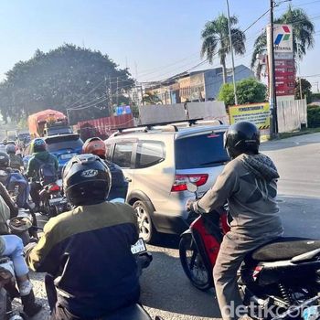 Lalu lintas di Jalan Haji Omar Said (HOS) Cokroaminoto, Ciledug, Kota Tangerang, macet parah pada pagi tadi. Warganet ramai menyampaikan protes atas macet panjang yang terjadi. (dok Pribadi/Kartika)