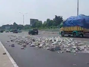 Hebel Muatan Truk Bercecer di Tol Jagorawi Arah Jakarta, Lalin Padat Hebel Muatan Truk Bercecer di Tol Jagorawi Arah Jakarta, Lalin Padat