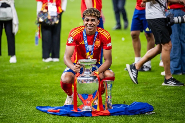 BERLIN, GERMANY - JULY 14: Lamine Yamal of Spain with the UEFA Euro 2024 Henri Delaunay Trophy after his teams victory in the UEFA EURO 2024 final match between Spain and England at Olympiastadion on July 14, 2024 in Berlin, Germany. (Photo by Kevin Voigt/GettyImages)