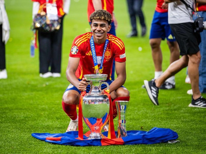 BERLIN, GERMANY - JULY 14: Lamine Yamal of Spain with the UEFA Euro 2024 Henri Delaunay Trophy after his team's victory in the UEFA EURO 2024 final match between Spain and England at Olympiastadion on July 14, 2024 in Berlin, Germany. (Photo by Kevin Voigt/GettyImages)