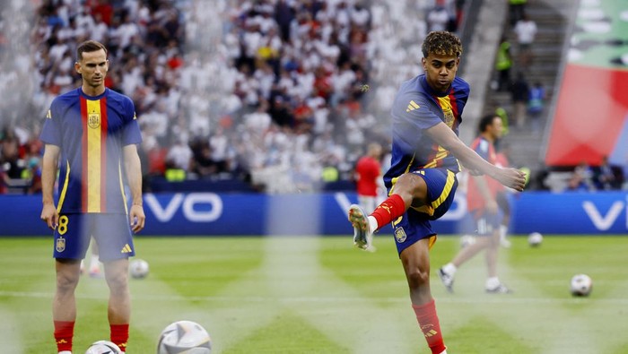 Soccer Football - Euro 2024 - Final - Spain v England - Berlin Olympiastadion, Berlin, Germany - July 14, 2024 Spains Lamine Yamal during the warm up before the match REUTERS/Wolfgang Rattay