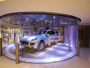 Gila! Apartemen Ini Punya Lift Mobil & Garasi di Ruang Tamu