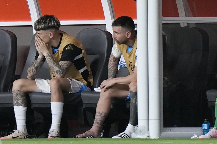 Lionel Messi, final Copa America 2024, Argentina vs Kolombia Argentina's Lionel Messi, right, sits on the bench after being substituted due to an injury during the Copa America final soccer match against Colombia in Miami Gardens, Fla., Sunday, July 14, 2024. (AP Photo/Wilfredo Lee)