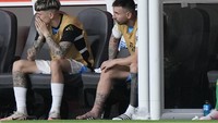 Lionel Messi ditarik keluar karena cedera saat Argentina menghadapi Kolombia di final Copa America 2024. Foto: AP/Wilfredo Lee