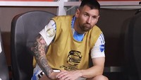 Di foto ini, bengkak pada bagian engkel kaki Messi terlihat sekali. Foto: Getty Images/Carmen Mandato