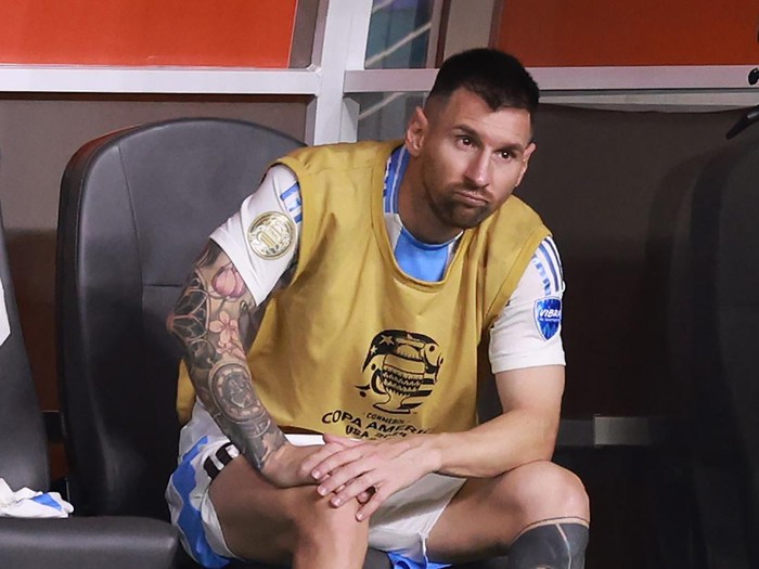 MIAMI GARDENS, FLORIDA - JULY 14: Lionel Messi of Argentina watches the actions from the bench after leaving the pitch with an injury during the CONMEBOL Copa America 2024 Final match between Argentina and Colombia at Hard Rock Stadium on July 14, 2024 in Miami Gardens, Florida. (Photo by Carmen Mandato/Getty Images)