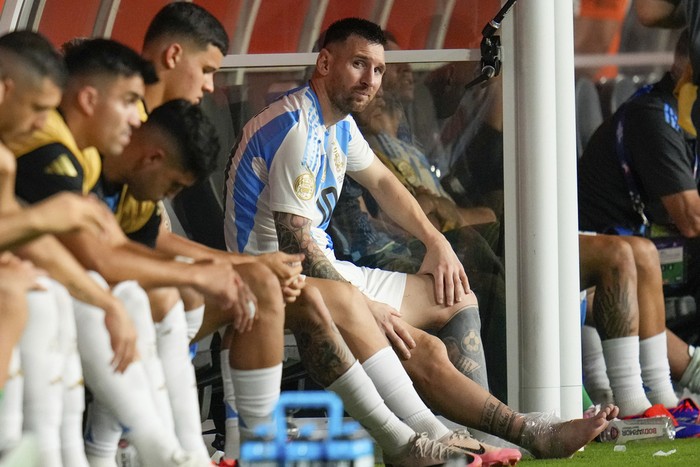 Lionel Messi, Final Copa America 2024, Argentina vs Kolombia Argentina's Lionel Messi sits on the bench after leaving the field injured during the Copa America final soccer match against Colombia in Miami Gardens, Fla., Sunday, July 14, 2024. (AP Photo/Julio Cortez)