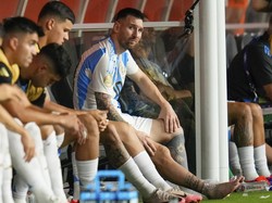 Engkel kaki Lionel Messi tampak bengkak. Foto: AP/Julio Cortez