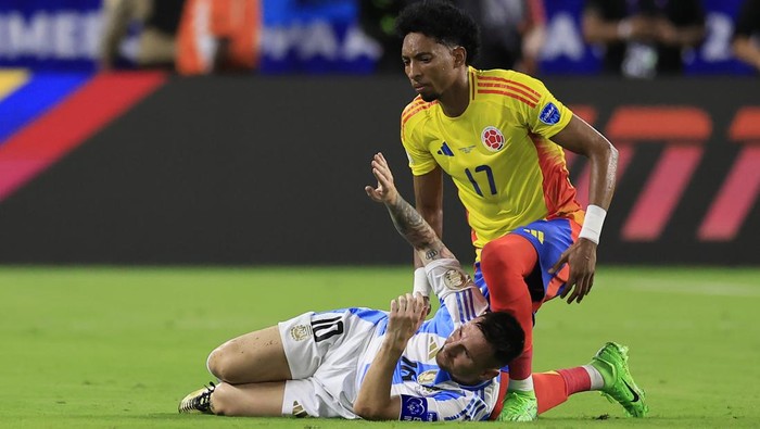 MIAMI GARDENS, FLORIDA - JULY 14: Lionel Messi of Argentina calls for medical assistance after being injured during the CONMEBOL Copa America 2024 Final match between Argentina and Colombia at Hard Rock Stadium on July 14, 2024 in Miami Gardens, Florida. (Photo by Buda Mendes/Getty Images)
