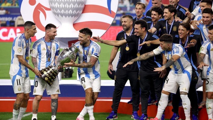 Soccer Football - Copa America 2024 - Final - Argentina v Colombia - Hard Rock Stadium, Miami, Florida, United States - July 15, 2024 Argentinas Angel Di Maria, Lionel Messi and Nicolas Otamendi celebrate with the trophy after winning Copa America 2024 REUTERS/Agustin Marcarian